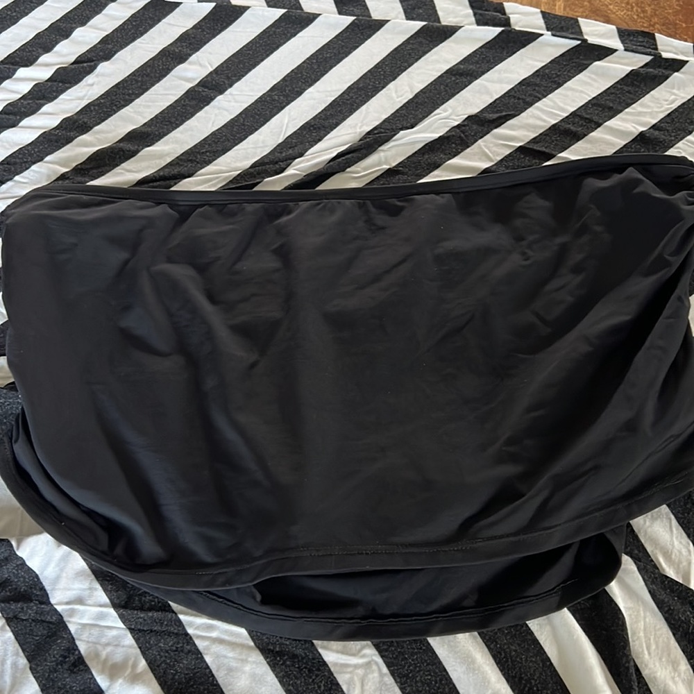 Venus size 12 tankini, with skirted bottom. Included extra black bottom - Picture 8 of 9
